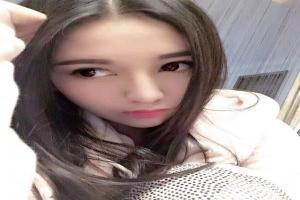母亲含恨而死。而阿杜则被姗姗来迟的父亲领进家门